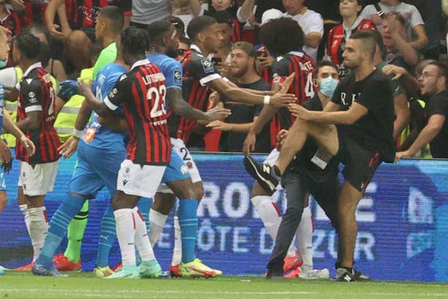 Hỗn loạn tại Ligue 1: CĐV tràn xuống sân đánh nhau với cầu thủ - Ảnh 12.