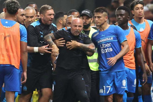 Hỗn loạn tại Ligue 1: CĐV tràn xuống sân đánh nhau với cầu thủ - Ảnh 14.