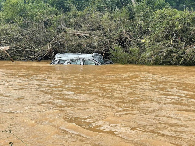 Ít nhất 21 người thiệt mạng, 50 người mất tích trong trận lũ lụt nghiêm trọng ở Tennessee - Ảnh 3.