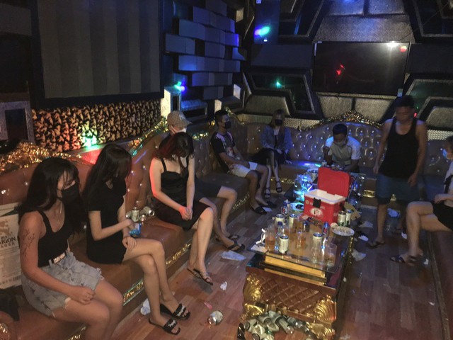 Phát hiện 10 nam nữ hát karaoke, vi phạm phòng chống dịch - Ảnh 1.
