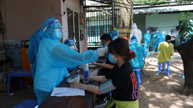 TP Hồ Chí Minh tăng cường tổ chức tiêm vaccine COVID-19 lưu động tại nhà dân - Ảnh 2.