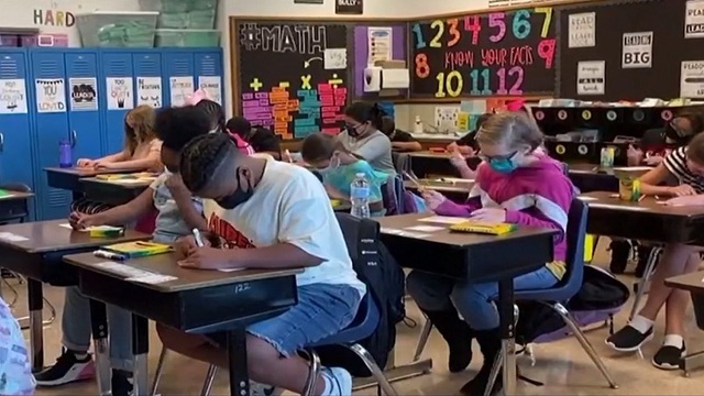 Florida cấm các trường học yêu cầu học sinh và giáo viên đeo khẩu trang trong lớp - Ảnh 1.