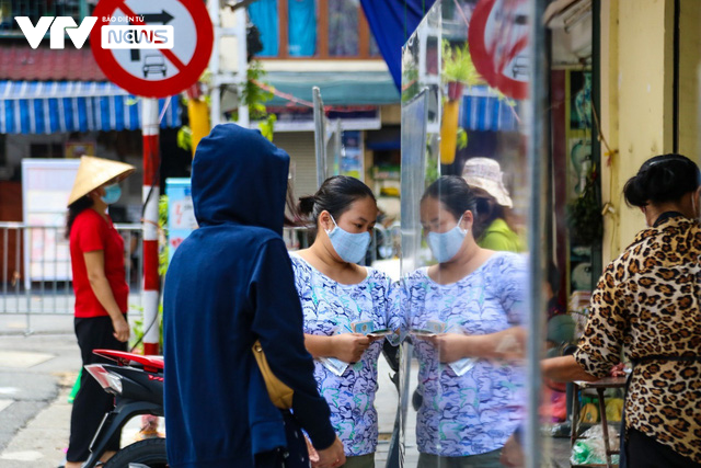 Chợ phố nổi tiếng ở Hà Nội khoác áo mới sau 10 ngày tạm dừng phòng dịch - Ảnh 5.