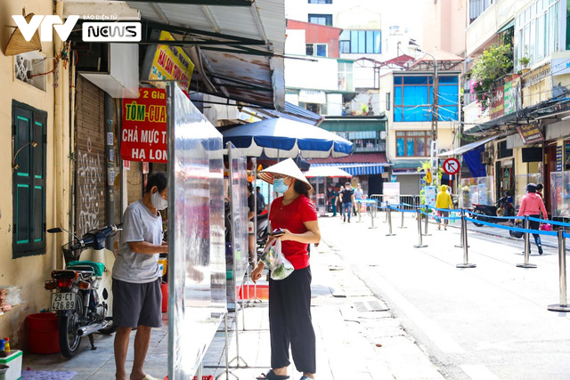Chợ phố nổi tiếng ở Hà Nội khoác áo mới sau 10 ngày tạm dừng phòng dịch - Ảnh 6.