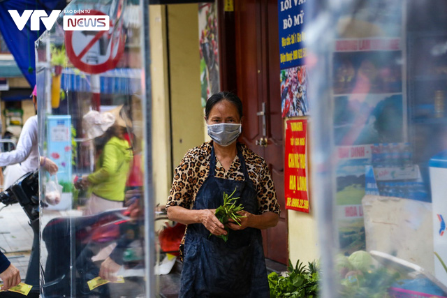 Chợ phố nổi tiếng ở Hà Nội khoác áo mới sau 10 ngày tạm dừng phòng dịch - Ảnh 7.