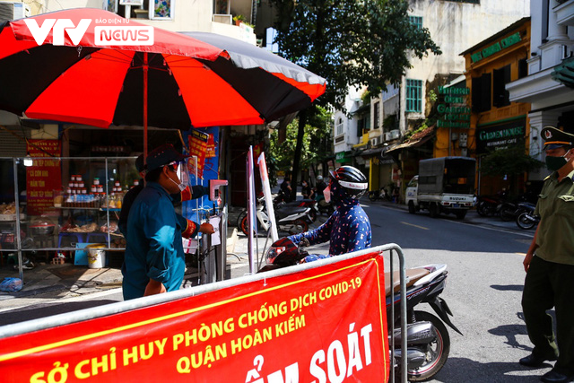 Chợ phố nổi tiếng ở Hà Nội khoác áo mới sau 10 ngày tạm dừng phòng dịch - Ảnh 8.