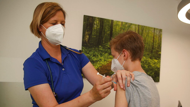 Nguy cơ xuất hiện một thế hệ COVID-19, nhiều nước chú trọng tiêm vaccine cho trẻ em - Ảnh 1.