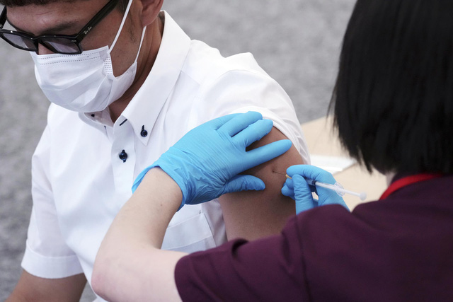 Israel mở rộng chương trình tiêm liều bổ sung, Nhật Bản cân nhắc cho phép tiêm kết hợp các vaccine - Ảnh 2.
