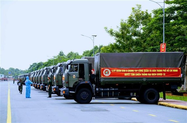 Quân khu 9 chuyển 50 tấn rau, củ thực phẩm tặng nhân dân TP Hồ Chí Minh - Ảnh 1.
