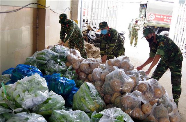 Quân khu 9 chuyển 50 tấn rau, củ thực phẩm tặng nhân dân TP Hồ Chí Minh - Ảnh 3.