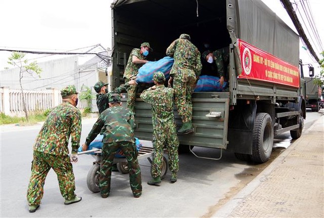 Quân khu 9 chuyển 50 tấn rau, củ thực phẩm tặng nhân dân TP Hồ Chí Minh - Ảnh 4.