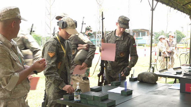 Army Games 2021: Các “Xạ thủ bắn tỉa” hoàn thành thử thách bắn đêm, kết thúc ngày thi đấu đầu tiên - Ảnh 5.