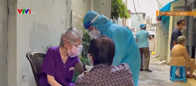TP Hồ Chí Minh tiêm vaccine tại nhà cho người cao tuổi - Ảnh 1.
