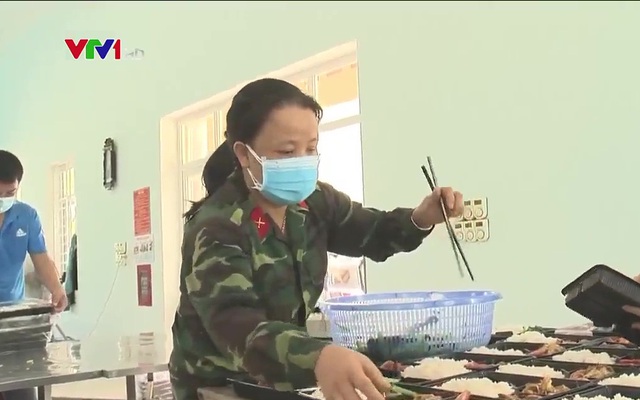 Gạt mất mát đau thương, nữ quân nhân tham gia chống dịch COVID-19 - Ảnh 1.