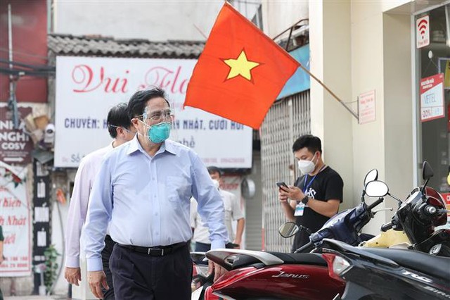 Thủ tướng Phạm Minh Chính đột xuất kiểm tra điểm nóng nhất về COVID-19 tại Hà Nội - Ảnh 7.