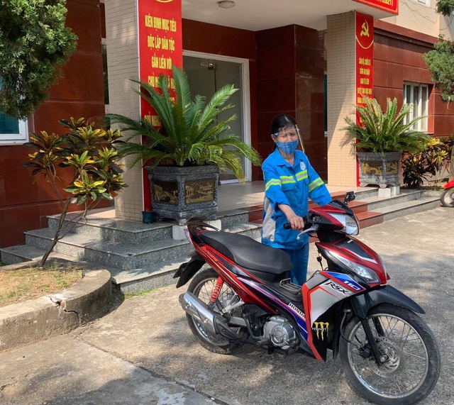 Công an quận Nam Từ Liêm tặng xe máy cho nữ công nhân môi trường bị cướp trong đêm - Ảnh 1.