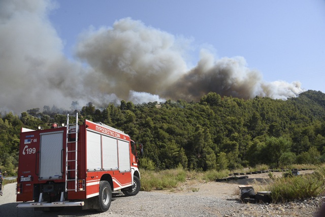Cháy rừng tiếp tục hoành hành tại Hy Lạp trong đợt nắng nóng tồi tệ nhất hơn 30 năm qua - Ảnh 6.