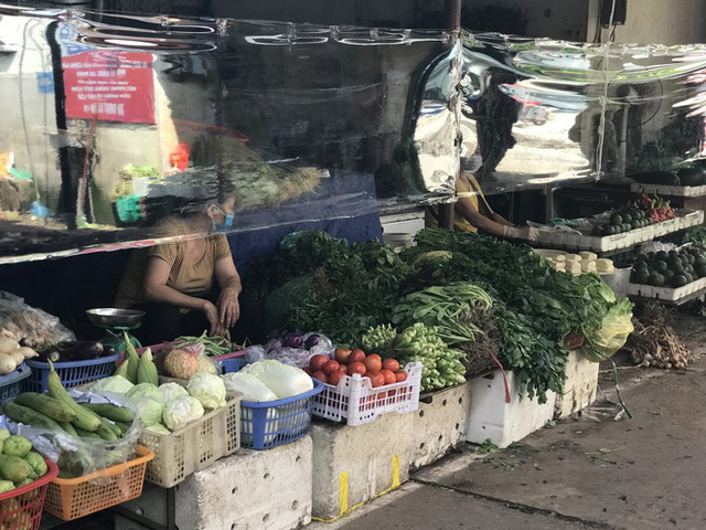 Hà Nội: Chợ đầu mối tạm đóng cửa vì có ca COVID-19, giá rau, thịt cá tăng - Ảnh 1.