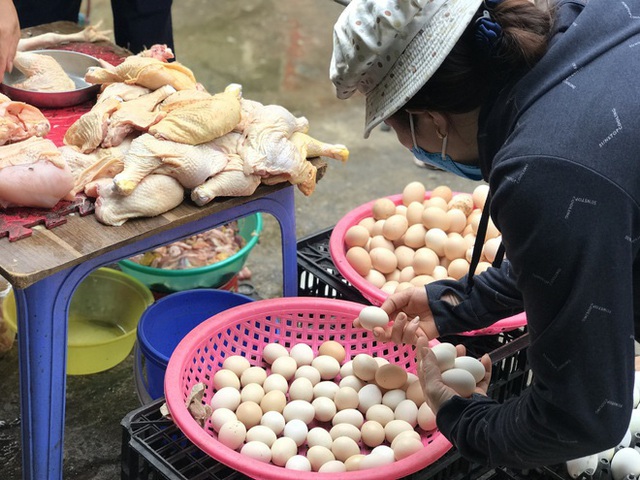 Hà Nội: Chợ đầu mối tạm đóng cửa vì có ca COVID-19, giá rau, thịt cá tăng - Ảnh 3.