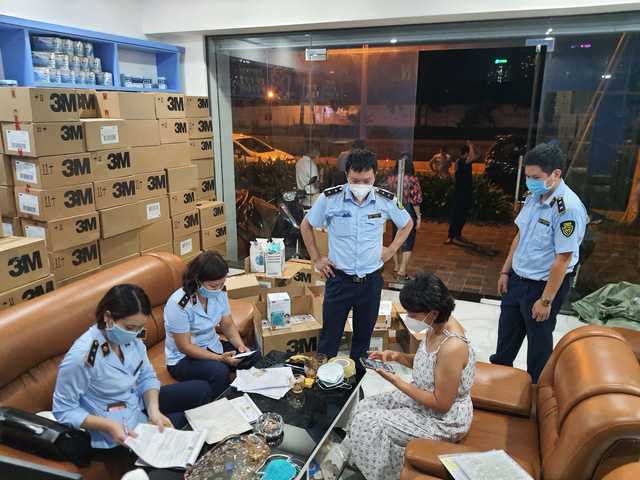 Hà Nội: Phát hiện 20.000 khẩu trang nghi làm giả chuẩn bị cung cấp cho một số bệnh viện - Ảnh 1.