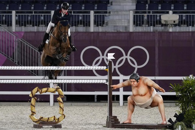 Ngựa đua Olympic giật mình vì tượng võ sĩ sumo trên đường chạy Olympic - Ảnh 1.