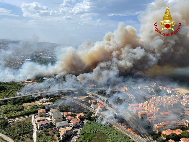 Cháy rừng tiếp tục hoành hành tại Nam Âu, 8 người đã thiệt mạng - Ảnh 2.