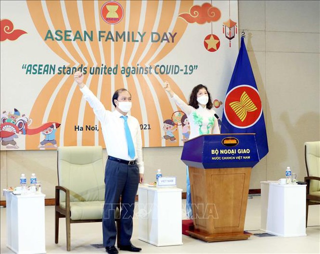Ngày gia đình ASEAN: Ngày gia đình ASEAN nhắc nhở chúng ta về ý nghĩa của tình thân trong cuộc sống. Đây là dịp để chúng ta cùng nhau chia sẻ, gắn kết và giúp đỡ nhau. Hãy xem hình ảnh để tìm hiểu thêm về các hoạt động được tổ chức trong ngày này.