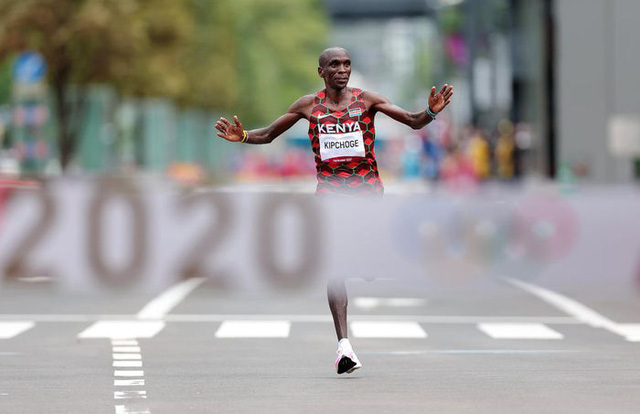 Eliud Kipchoge bảo vệ thành công HCV marathon Olympic - Ảnh 3.