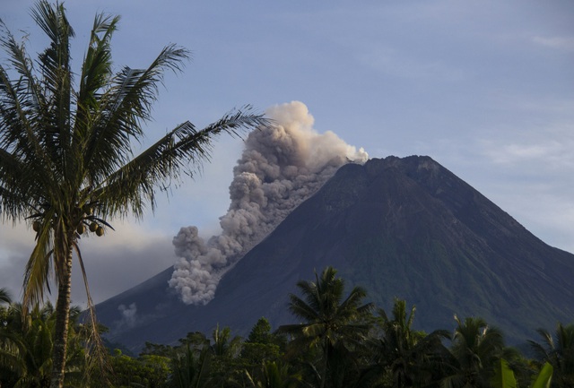 Núi lửa Merapi tại Indonesia phun trào, tro bụi cao 1.000 m - Ảnh 1.