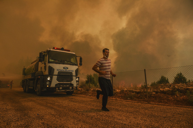 Cháy rừng dữ dội ở Hy Lạp, đe dọa cơ sở nghiên cứu hạt nhân ở Siberia - Ảnh 2.