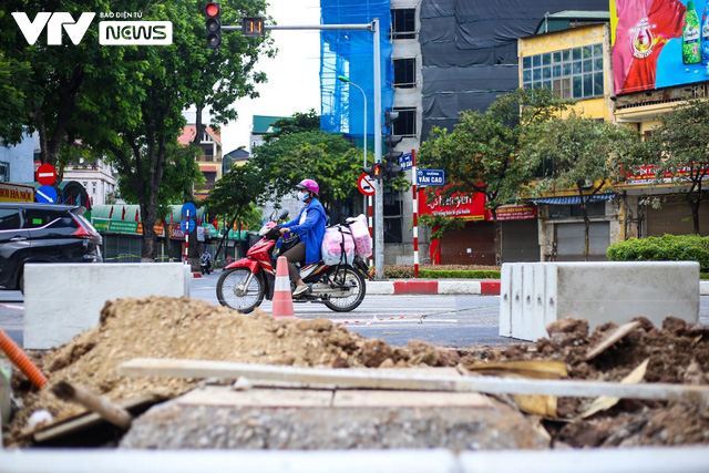 Hà Nội: Đường Liễu Giai - Văn Cao khoác áo mới với 8 làn xe sau khi gỡ bỏ dải phân cách - Ảnh 10.