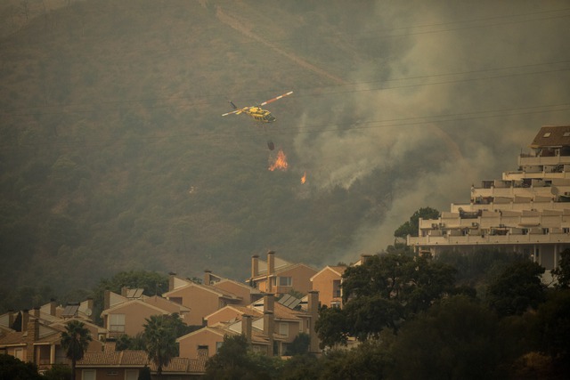 Cháy rừng hoành hành ở Tây Ban Nha khiến hơn 900 người phải sơ tán, 1 người thiệt mạng - Ảnh 6.