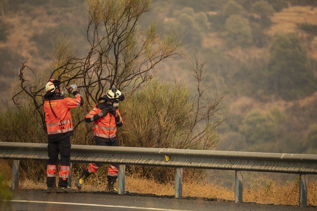 Cháy rừng hoành hành ở Tây Ban Nha khiến hơn 900 người phải sơ tán, 1 người thiệt mạng - Ảnh 4.