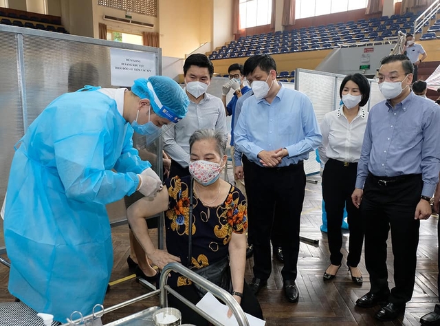 Hà Nội đã hoàn tất việc tiêm vaccine ngừa COVID-19 cho 35,7% dân số - Ảnh 1.