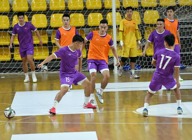 ĐT futsal Việt Nam tích cực tập các tình huống cố định trước trận đấu với tuyển Brazil - Ảnh 1.