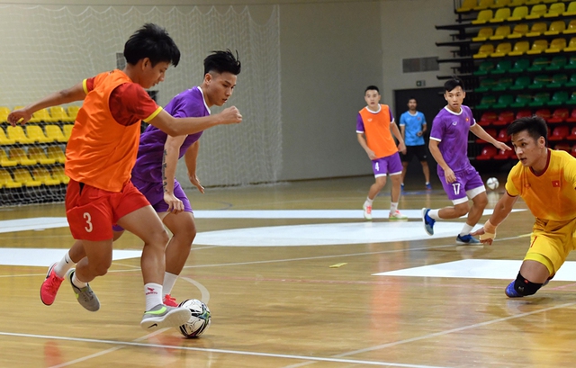 ĐT futsal Việt Nam tích cực tập các tình huống cố định trước trận đấu với tuyển Brazil - Ảnh 2.