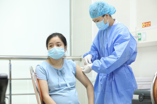 Bệnh viện Phụ sản Hà Nội triển khai tiêm vaccine phòng COVID-19 cho sản phụ - Ảnh 6.