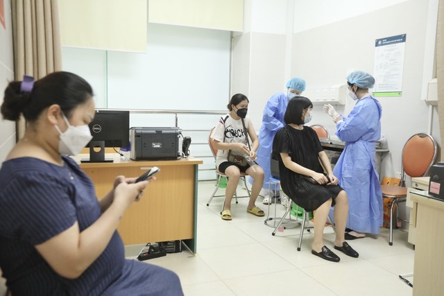 Bệnh viện Phụ sản Hà Nội triển khai tiêm vaccine phòng COVID-19 cho sản phụ - Ảnh 4.
