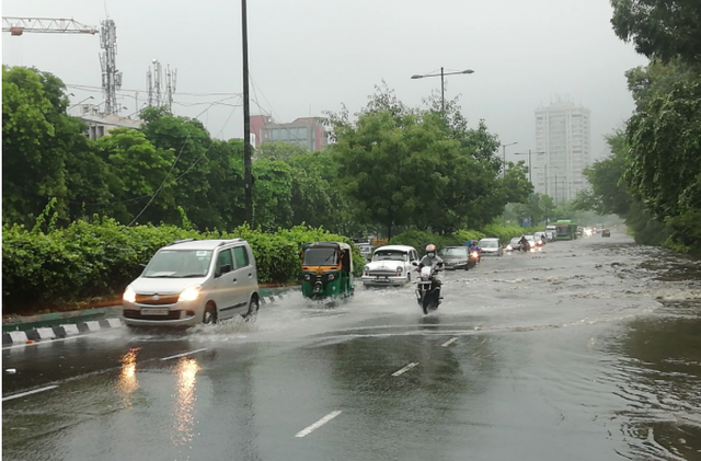 Thủ đô Ấn Độ ghi nhận mưa lớn kỷ lục trong 46 năm qua - Ảnh 1.