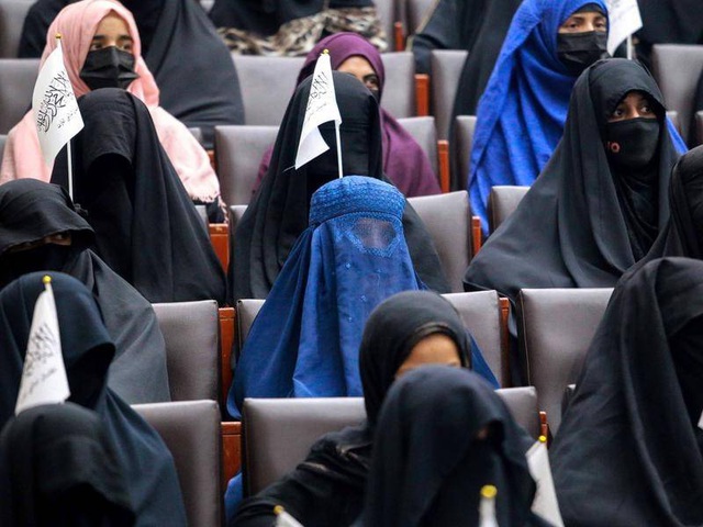 Taliban cho phép phụ nữ học đại học kèm một số điều kiện - Ảnh 1.