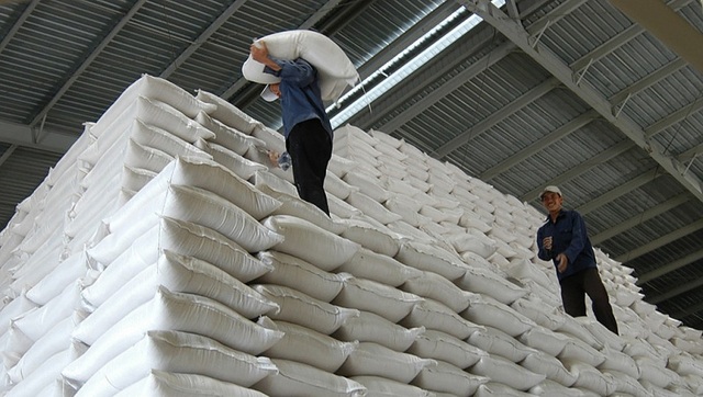 Mua thêm gạo dự trữ quốc gia hỗ trợ người dân gặp khó khăn do COVID-19 - Ảnh 1.
