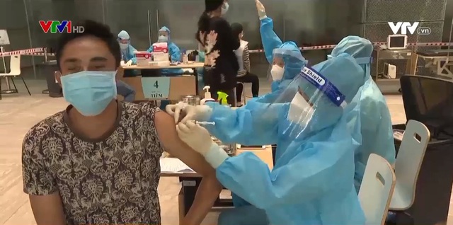 TP Hồ Chí Minh đẩy nhanh tiêm vaccine cho người lao động - Ảnh 1.