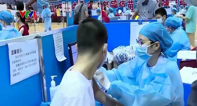 Tăng tốc tiêm vaccine, Trung Quốc tiếp tục kiểm soát chặt chẽ dịch bệnh - Ảnh 1.
