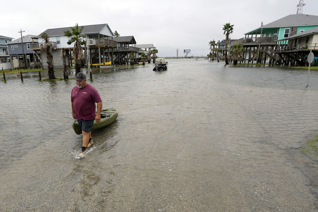 Mỹ: Bão Nicholas tấn công vùng duyên hải vịnh Mexico, mưa như trút nước gây ngập lụt, mất điện - Ảnh 4.