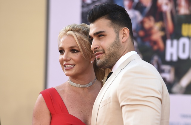 britney-spears-engagement-16317668061661855680116.jpg