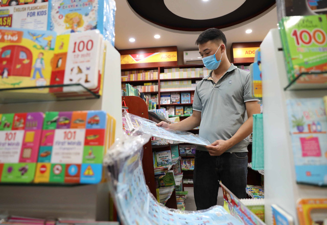 Nhiều nhà sách tại Hà Nội mở cửa trở lại - Ảnh 9.