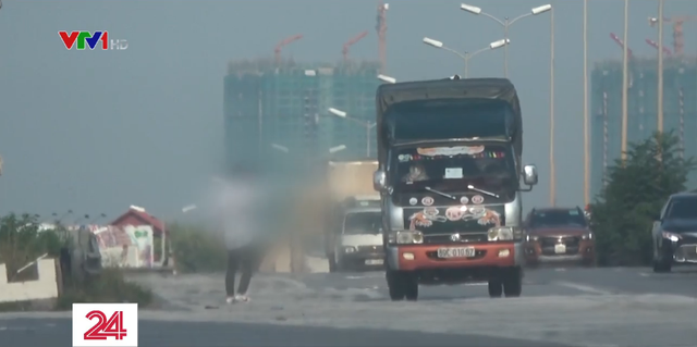 Thủ đoạn đưa đón chui khách ra vào Hà Nội: Lợi dụng xe luồng xanh, chế thời hạn giấy đi đường - Ảnh 1.