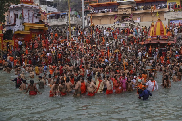 Hàng nghìn người Ấn Độ lại tham dự lễ hội bất chấp dịch bệnh - Ảnh 1.