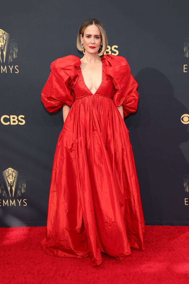 Dàn sao rực rỡ trên thảm đỏ Emmy 2021 - Ảnh 2.