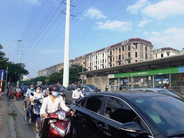 Đường phố Hà Nội đông nghẹt thở ngày đầu nới lỏng giãn cách - Ảnh 4.